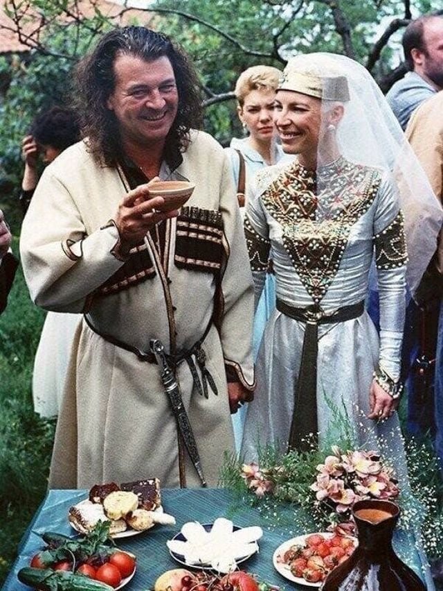 Вокалист группы Deep Purple — Иэн Гиллан, со своей женой Брон, на церемонии венчания в Тбилиси, СССР, 1990 год.