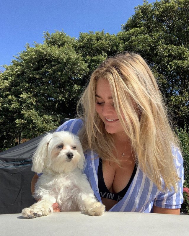 Тилли Рамзи - дочь шеф-повара Гордона Рамзи в черном купальнике и рубашке с собакой