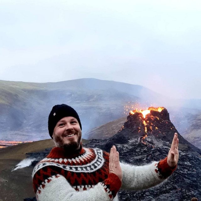 В Исландии проснувшийся вулкан Фаградалсфьяль не испугал инстаграм-блогеров