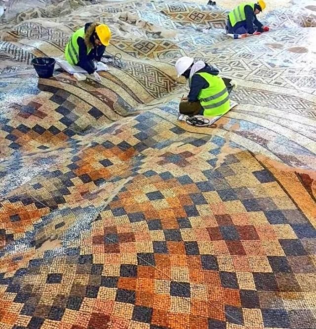 Мозаичный пол в Турции, который из-за землетрясения стал похож на ковёр