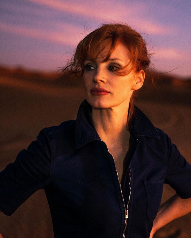 Джессика Честейн в синем комбенезоне в пустыне