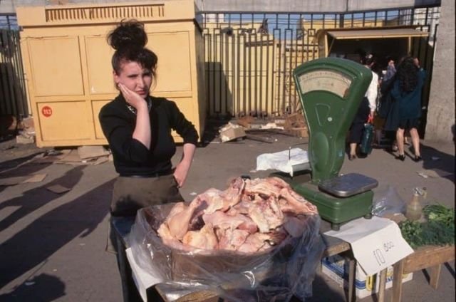 Женщина продаёт американские куриные окорочка, 1996 год.
