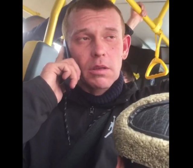 Серьезный парень решает серьезные вопросы прямо в автобусе