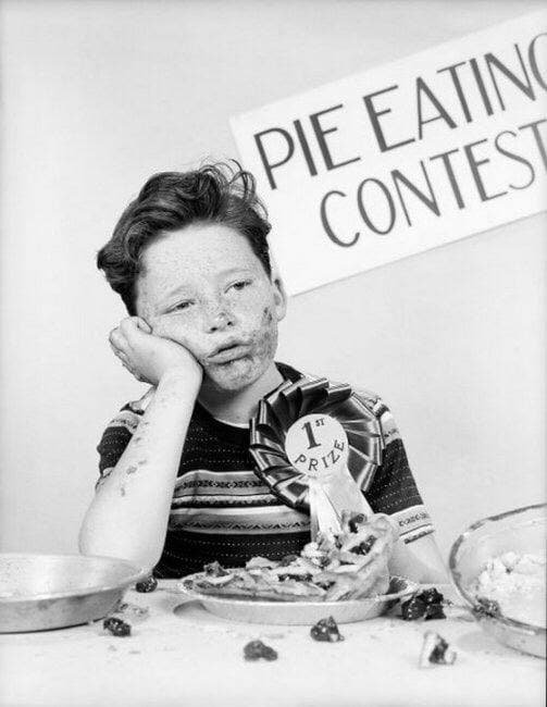 Мальчик радуется первому месту в конкурсе по скоростному поеданию пирогов, 1950 год, США