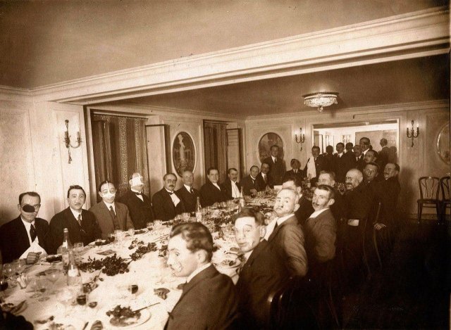 Банкет искалеченных лиц — ужин для французских солдат, которых изуродовало во время Первой мировой войны. Париж, 1925 год