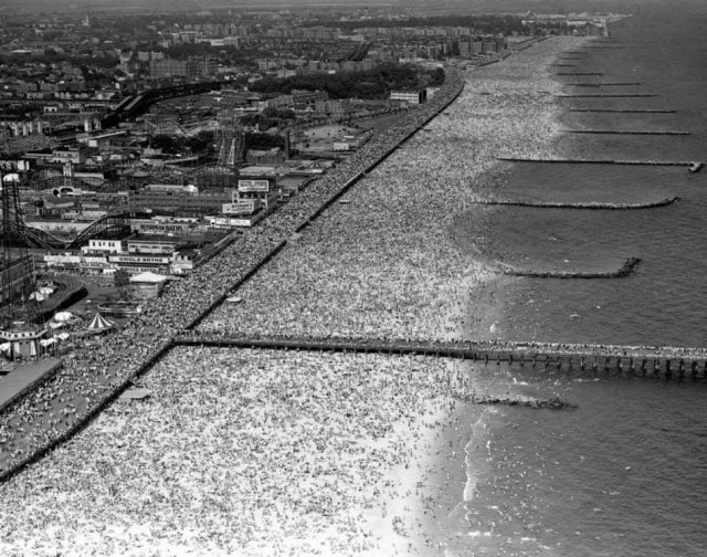 Пляж на Кони-Айленд. Нью-Йорк, США, 4 июля 1946 года.
