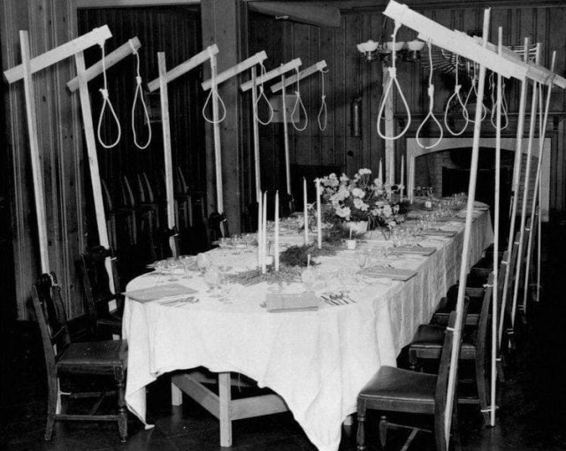 Обеденный стол обвиняемых на Нюрнбергском процессе. Германия, 1945 год.