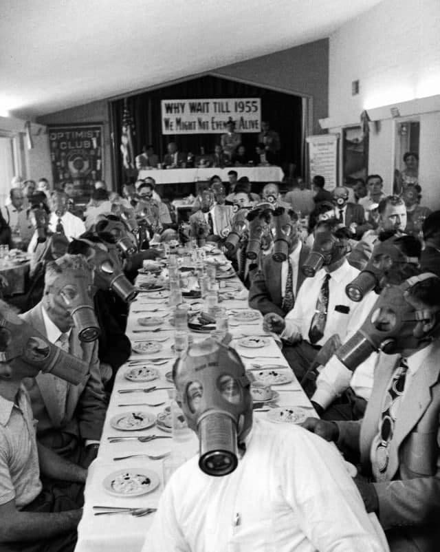 Члены клуба оптимистов Хайленд-Парка надели противогазы на обед, чтобы подчеркнуть растущую проблему смога в Лос-Анджелесе.  1954 год