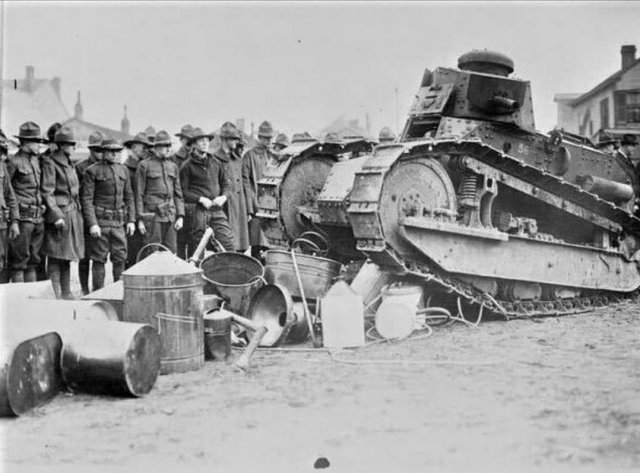 Танк Национальной гвардии уничтожает оборудование для изготовления самогона, США, штат Кентукки, 20 февраля 1922 года.