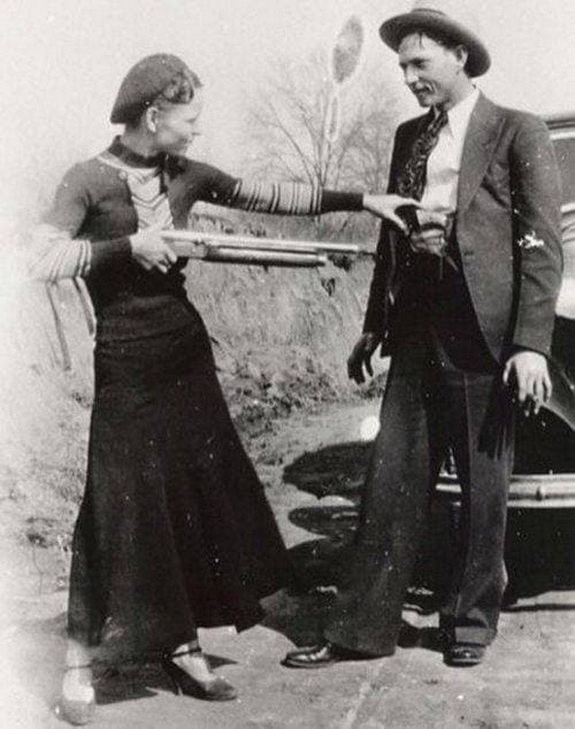 Знаменитые американские преступники, грабители банков – Бонни и Клайд, 1933 год.
