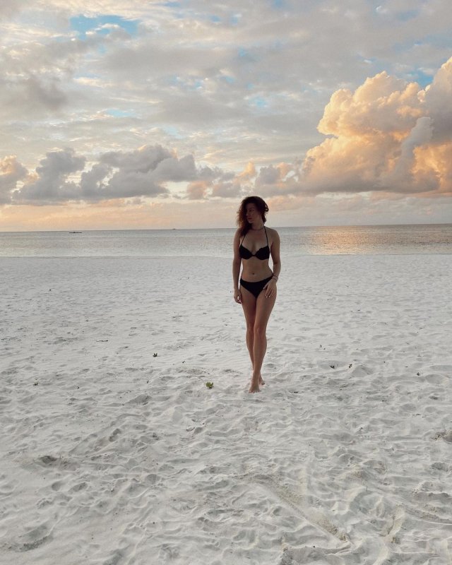 Ирина Старшенбаум в черном купальнике на пляже