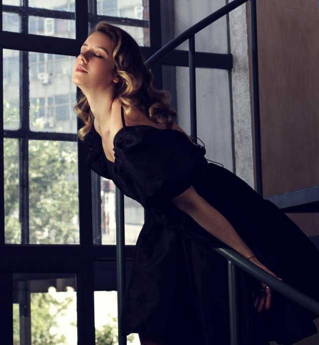 Ирина Старшенбаум в черном платье