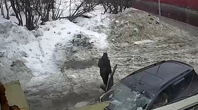 Ледяная глыба упала на машину в Мурманской области - и та решила отъехать назад