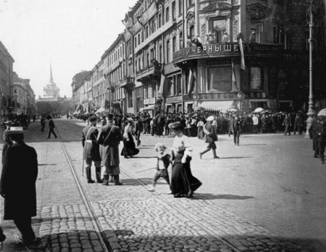 Люди на на Невском проспекте в  начале ХХ века. Часть вторая