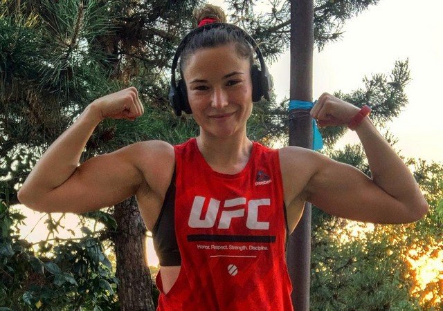 Украинская девушка-боец UFC Марина Мороз в красной футболке