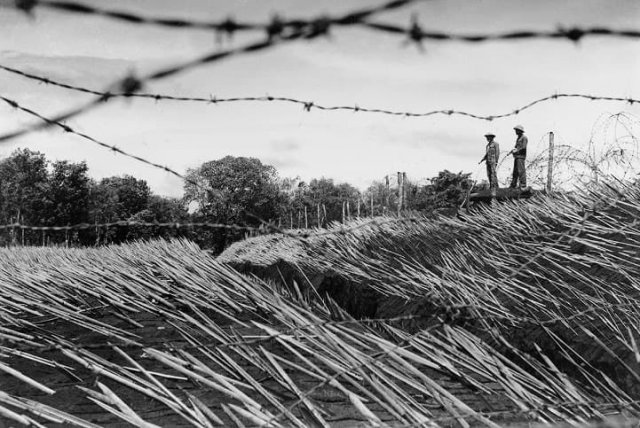 Партизаны стоят в дозоре на заставе у вьетнамско-камбоджийской границы, 1972 год.