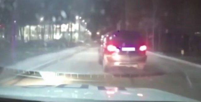 Погоня в стиле GTA: водитель на Mercedes протаранил автосалон и повредил патрульный автомобиль