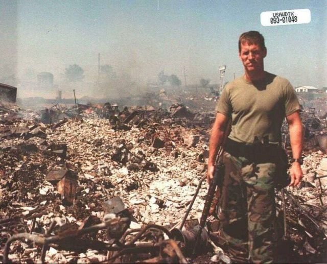 Сотрудник спецназа ФБР на фоне сгоревшего ранчо «Маунт Кармел». Штат Техас, 1993 год.