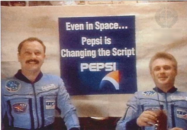 Российские космонавты Юрий Онуфриенко и Юрий Усачёв представляют Pepsi на станции Мир в 1996 году.