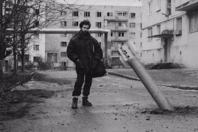 Российский журналист у снаряда РСЗО на улице Грозного, Чечня, 6 января 1995 года.