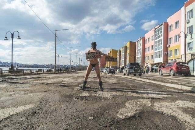 Девушка из Иркутска раздевается, чтобы привлечь внимание к ямам на дорогах