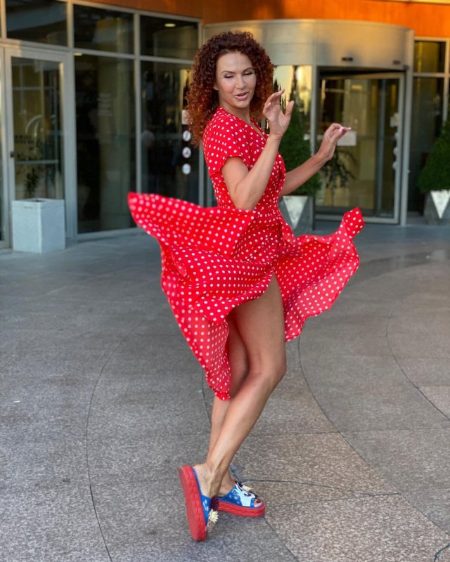 Эвелина Бледанс в красном платье