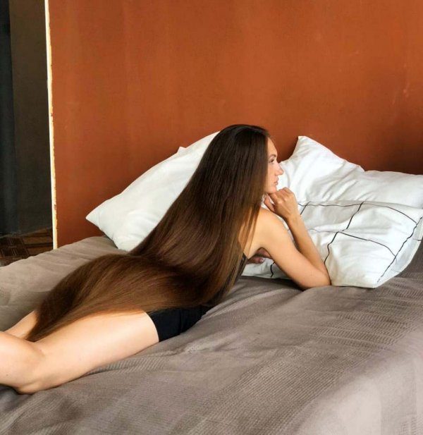 Татьяна Гордикова позирует на кровати