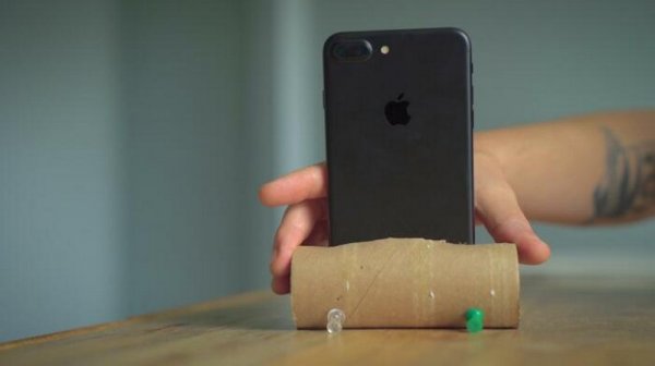 Втулка от туалетной бумаги может стать бюджетной подставкой для смартфона.
