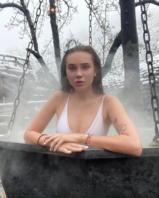 Юлия Годунова - девушка блогера Влад Бумага в белом купальнике