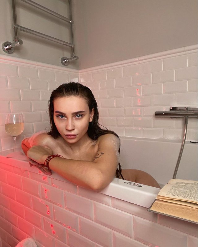 Юлия Годунова - девушка блогера Влад Бумага голая в ванной