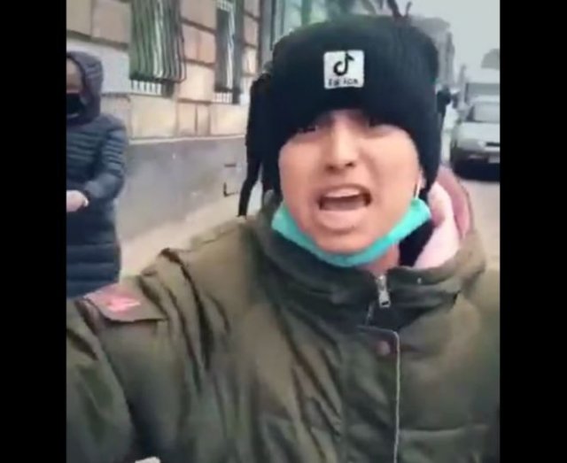 Украинский блогер &quot;вывел на чистую воду&quot; цыганку, притворявшуюся больной и собирающей деньги