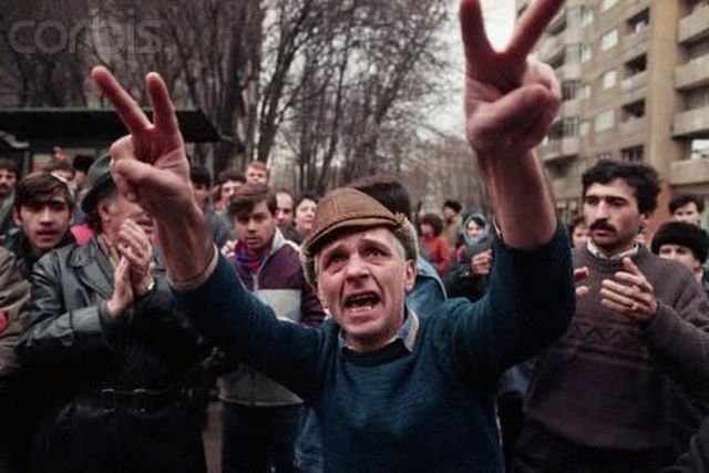 Люди празднуют смерть Николае и Елены Чаушеску. Бухарест. Румыния. 1989 год.
