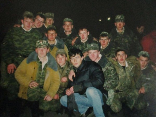 Сергей Бодров фотографируется с военнослужащими-срочниками. Россия, конец 1990-х.