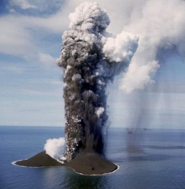 Формирование вулканического острова Сюртсей в Исландии, 1963 год.