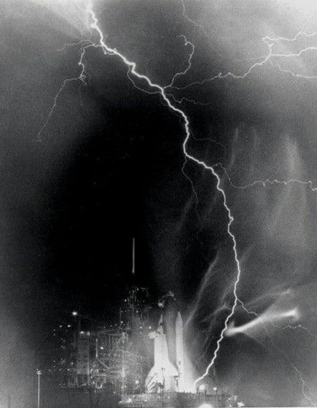Молния, попавшая в шаттл «Челленджер» незадолго до его старта, 30 августа 1983 года.