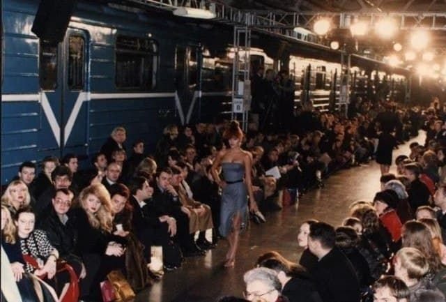 Показ новой коллекции &quot;Givenchy&quot; в московском метро, 1997 год.