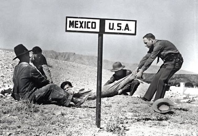 Пограничный патруль США пытается перетянуть преступника через границу, чтобы он не убежал в Мексику. 1920 год.