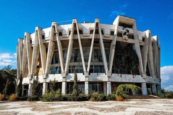 Заброшенный цирк советских времён в Молдове Заброшенный цирк советских времён в Молдове