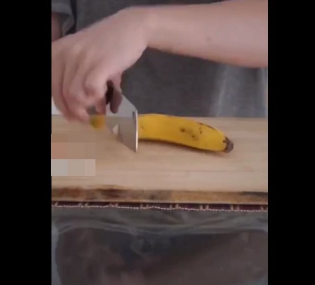 Очень странный лайфхак: как почистить банан с помощью ножа?