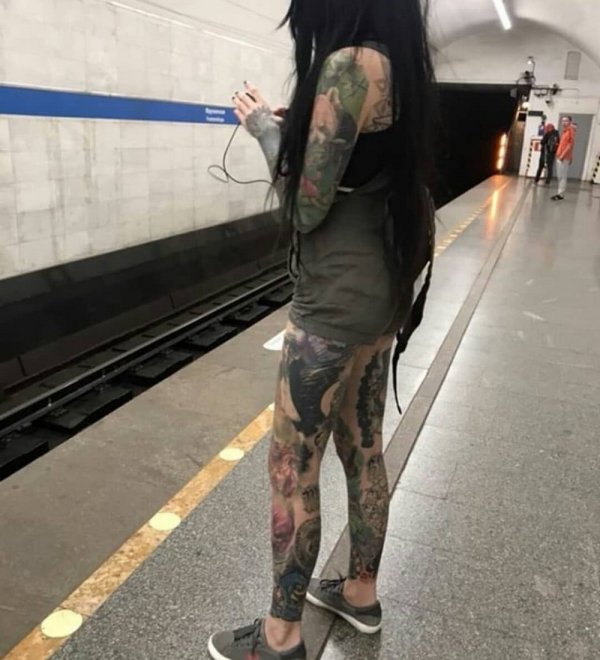 девушка с татуировками