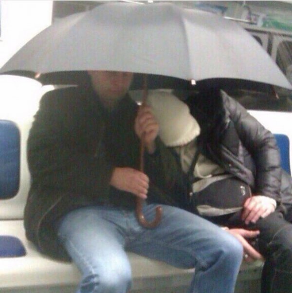 пара под зонтом