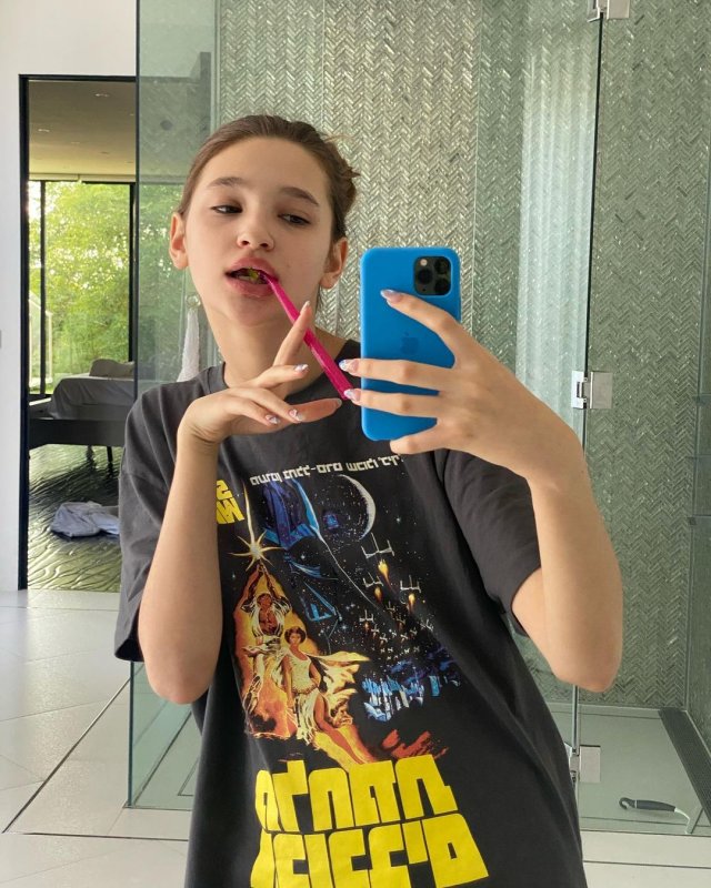 Лиза Анохина - новая звезда TikTok в футболке