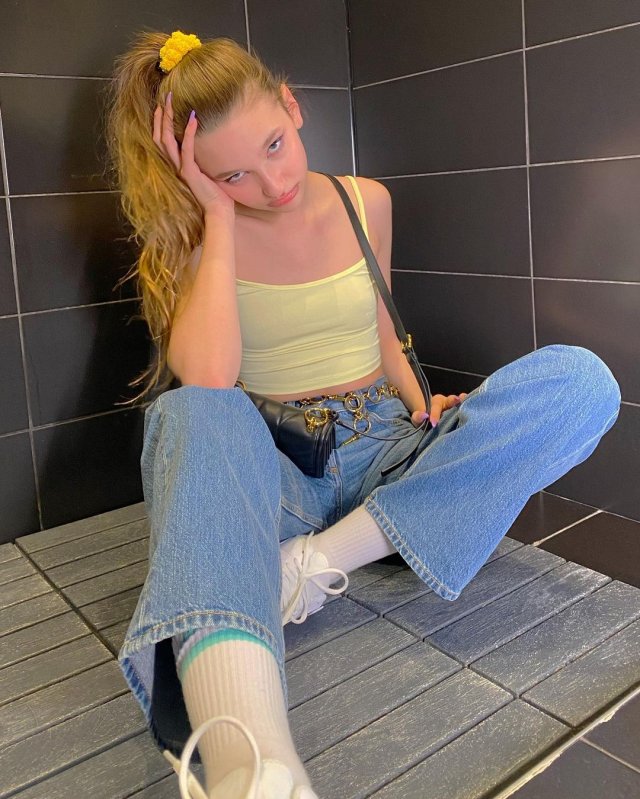 Лиза Анохина - новая звезда TikTok в желтой майке и джинсах