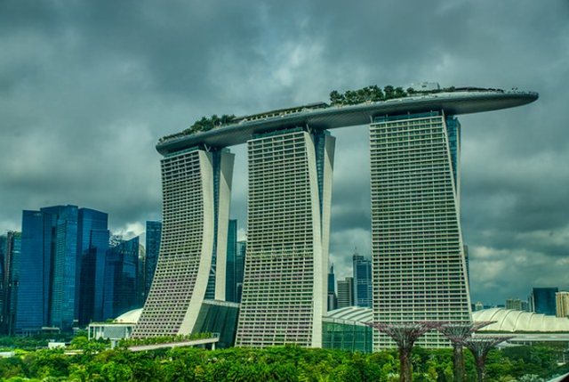 Знаменитый отель Marina Bay Sands с открытым бассейном на крыше