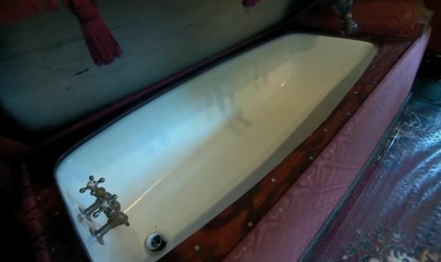 Необычный автодом в викторианском стиле, в котором есть даже полноценная ванна