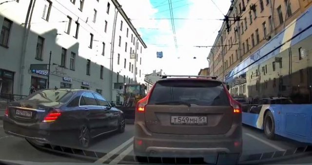 Наглый и настойчивый водитель экскаватора