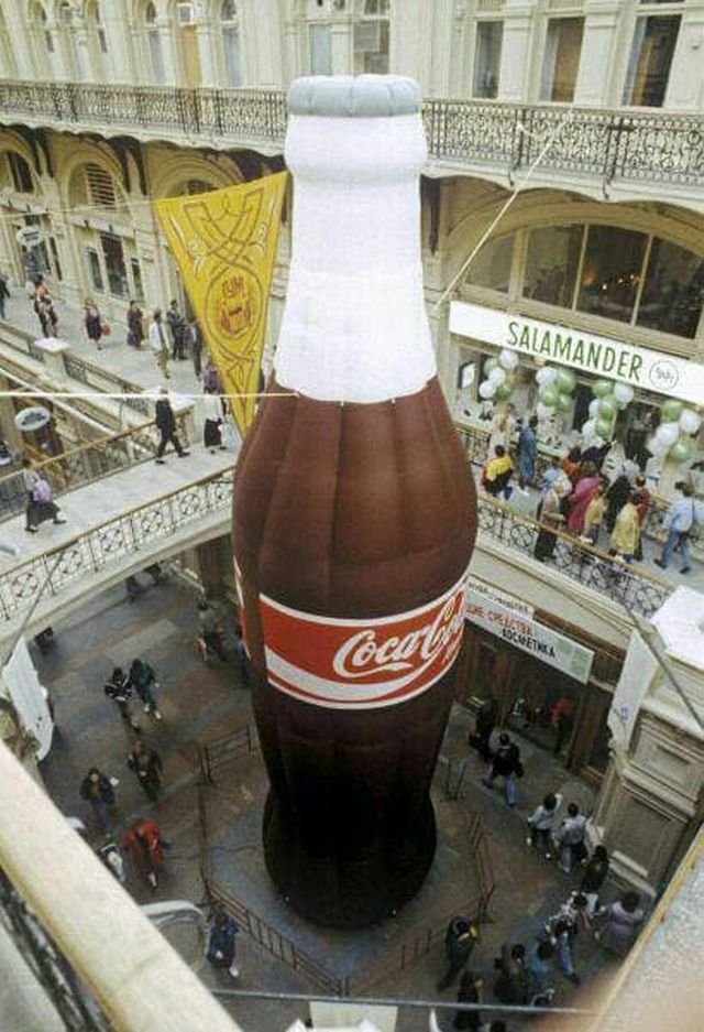 Реклама кока-колы в ГУМе, 1993 год.