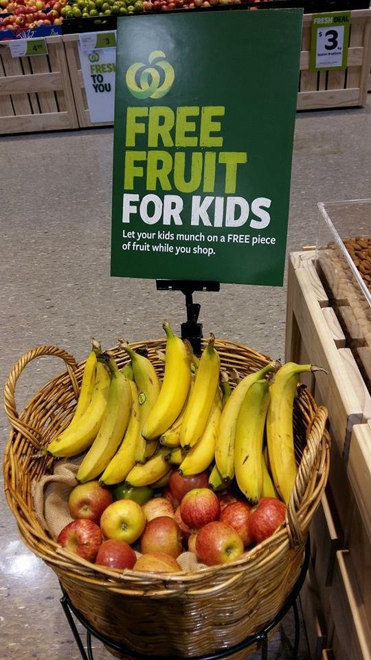 Бесплатные фрукты для детей, пока их родители делают покупки