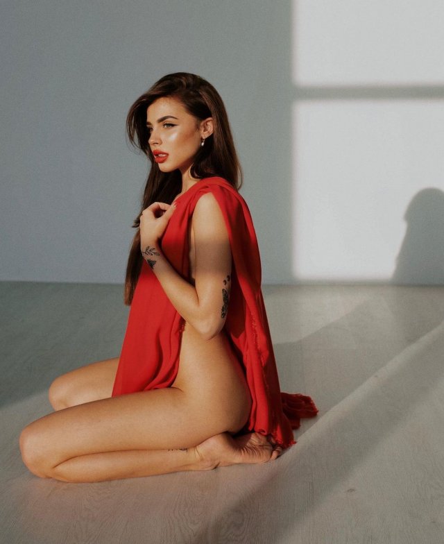 Вероника Курган - модель-участница скандальной &quot;голой фотосессии&quot; в Турции голая с красной повязкой
