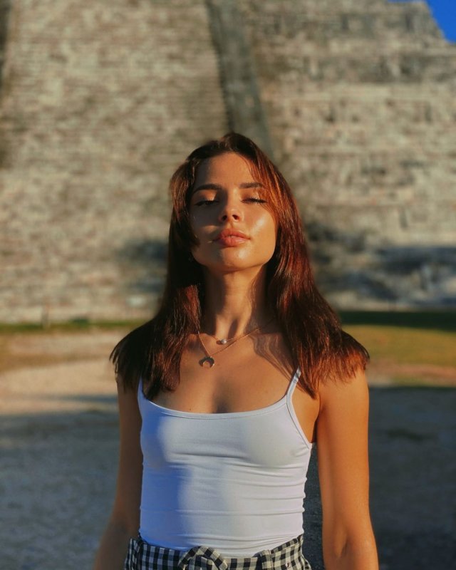 Вероника Курган - модель-участница скандальной &quot;голой фотосессии&quot; в Турции в белом топе